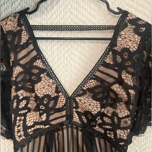 TOBI: NWT Black and Cream Flutter Sleeve Plunging Neckline Lace Mini Dress Small - Picture 2 of 7